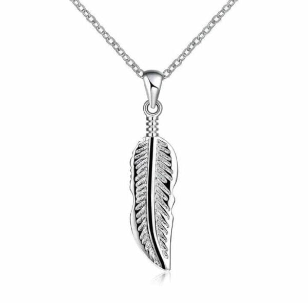 f7cad6d4-21c1-4a87-8f13-eabf69a3a36b Collier avec plume en acier inoxydable